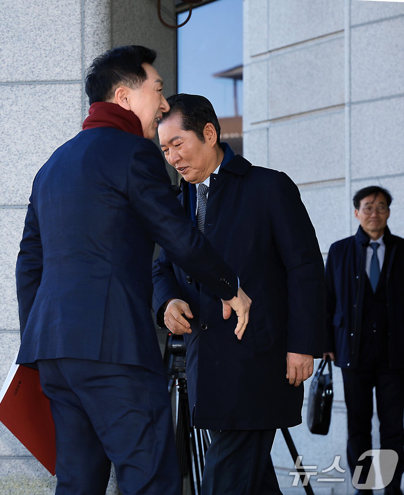 본문 이미지 - 국민의힘 김기현 의원&#40;왼쪽&#41;과 국회 법사위원장인 정청래 더불어민주당 의원이 19일 오후 서울 종로구 재동 헌법재판소 대심판정 앞에서 마주쳐 인사를 나누고 있다. 2025.2.19/뉴스1 ⓒ News1 박정호 기자