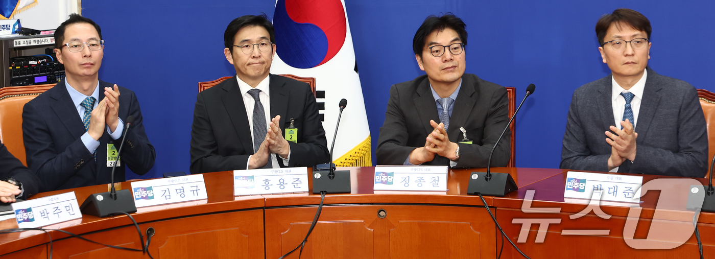 (서울=뉴스1) 김민지 기자 = 19일 오후 서울 여의도 국회에서 열린 쿠팡·소상공인·민생단체 상생협약식 및 배달앱 사회적대화기구 출범식에서 쿠팡 대표들이 자리하고 있다.오른쪽부터 …