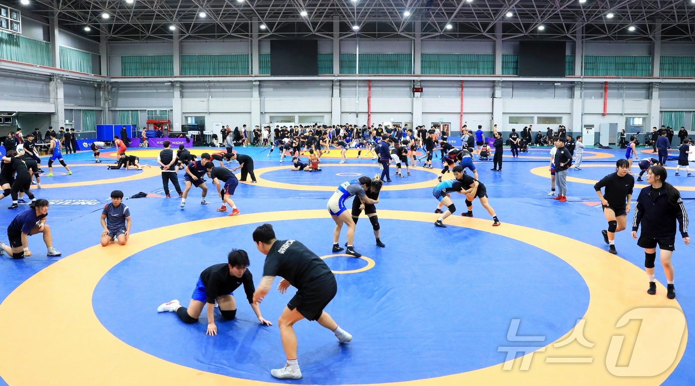 (인제=뉴스1) 이종재 기자 = 19일 강원 인제군 인제읍 소재 인제다목적체육관에서 대한레슬링협회 소속 꿈나무, 청소년, 국가대표후보팀, 여자국가대표팀 등 500여명의 선수들이 동 …