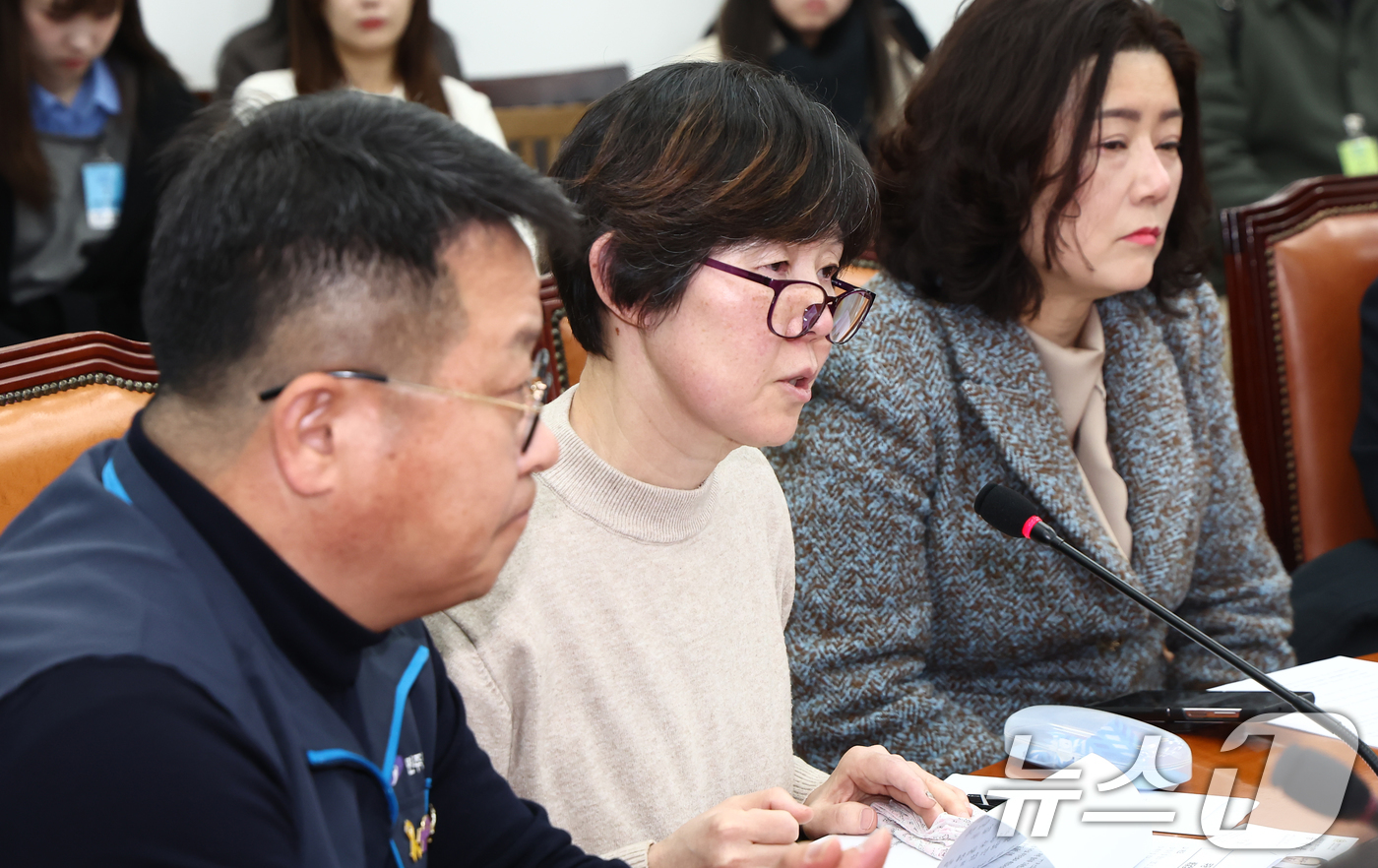 (서울=뉴스1) 김민지 기자 = 19일 오후 서울 여의도 국회에서 열린 쿠팡·소상공인·민생단체 상생협약식 및 배달앱 사회적대화기구 출범식에서  故 장덕준 씨의 어머니 박미숙 씨가 …