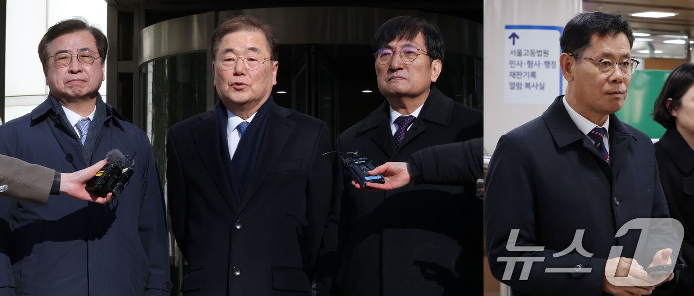 본문 이미지 - 서훈 전 국가정보원장(왼쪽부터), 정의용 전 국가안보실장, 노영민 전 대통령비서실장, 김연철 전 통일부 장관. 2025.2.19 ⓒ 뉴스1 박세연 기자