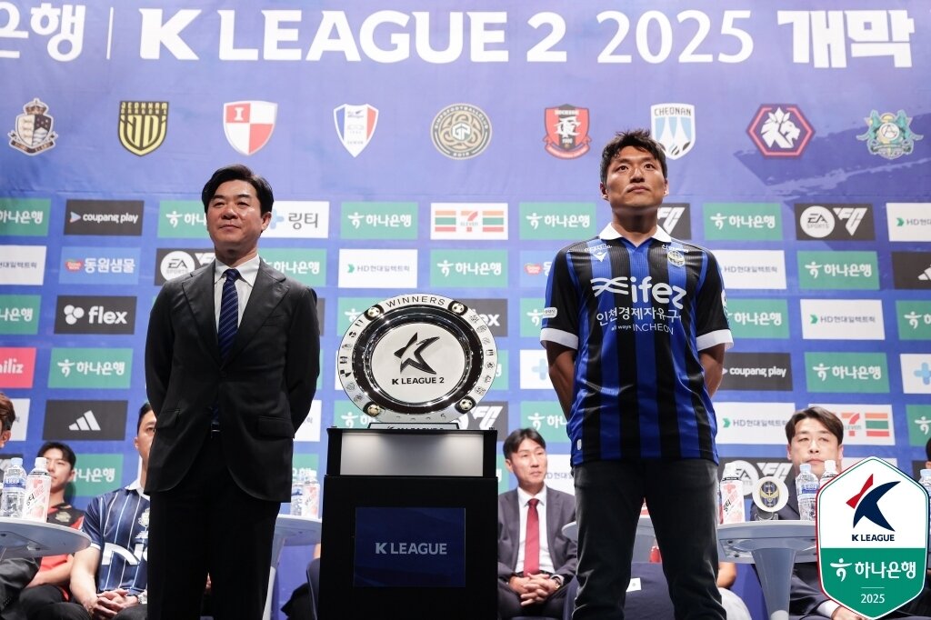 본문 이미지 - 인천 유나이티드의 윤정환 감독&#40;왼쪽&#41;과 이명주&#40;한국프로축구연맹 제공&#41; 