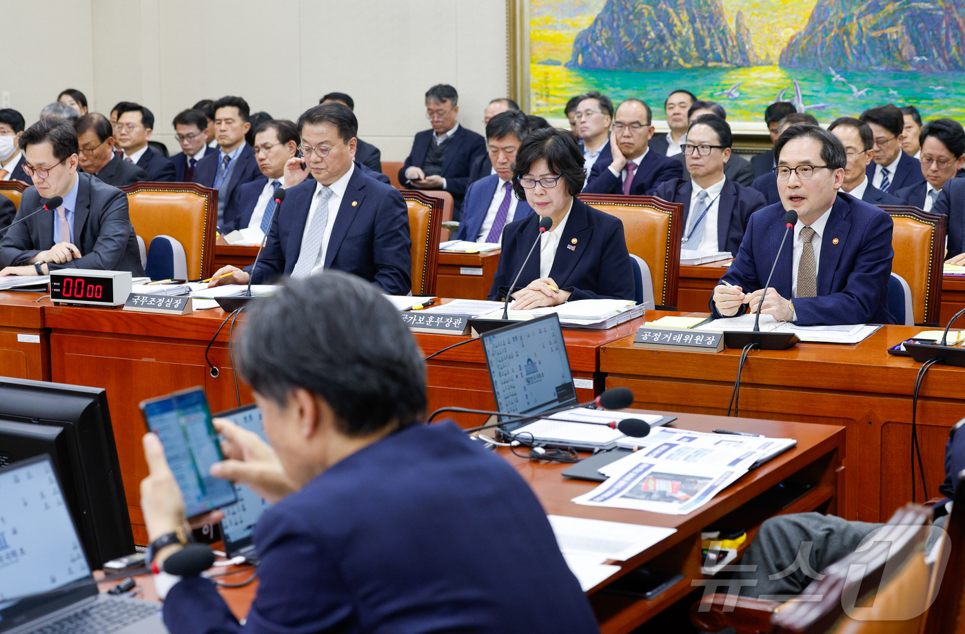 (서울=뉴스1) 안은나 기자 = 한기정 공정거래위원장이 19일 서울 여의도 국회에서 열린 정무위원회 제422회국회(임시회) 제2차 전체회의에 출석해 윤한홍 위원장 질문에 답하고 있 …