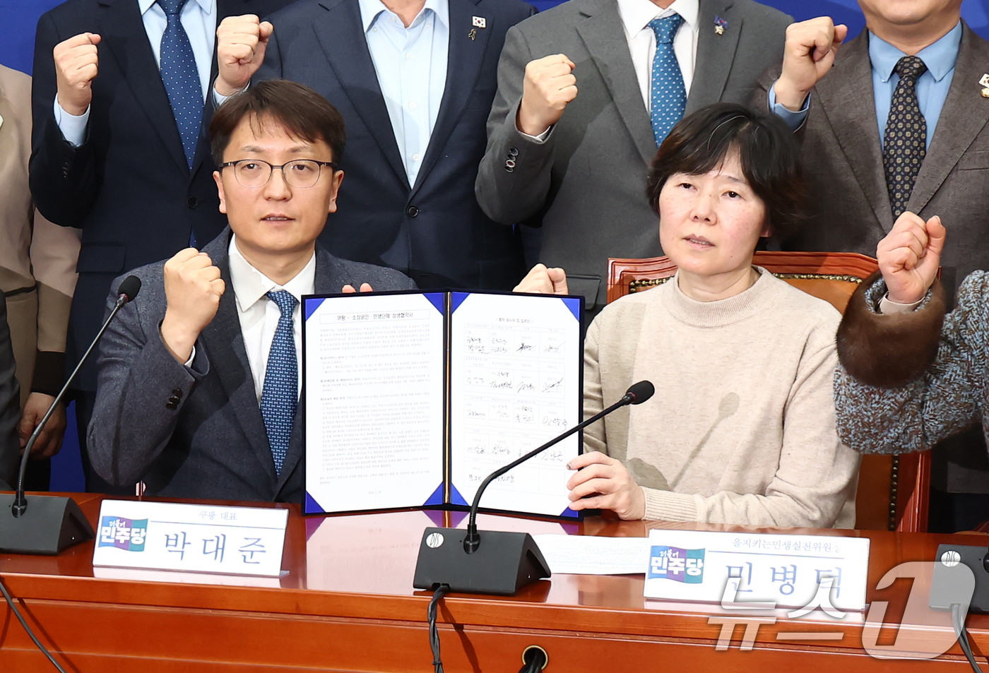 (서울=뉴스1) 김민지 기자 = 박대준 쿠팡 대표가 19일 오후 서울 여의도 국회에서 열린 쿠팡·소상공인·민생단체 상생협약식 및 배달앱 사회적대화기구 출범식에서 故 장덕준 씨 어머 …