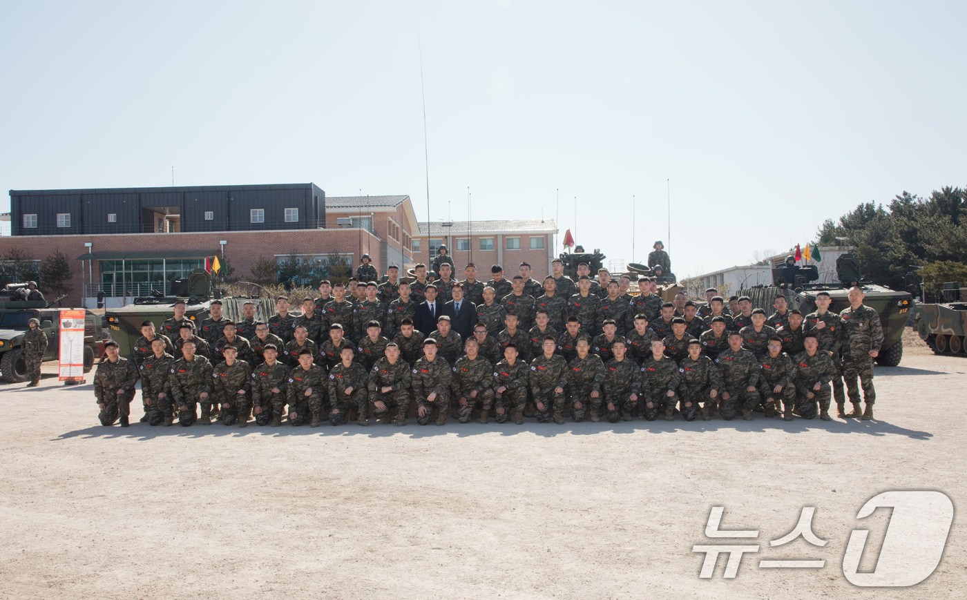 (포항=뉴스1) 국회사진취재단 = 우원식 국회의장이 19일 경북 포항시 해병대 제1사단 본부를 찾아 이호종 사단장을 비롯한 장병들과 기념 촬영하고 있다. 2025.2.19/뉴스1