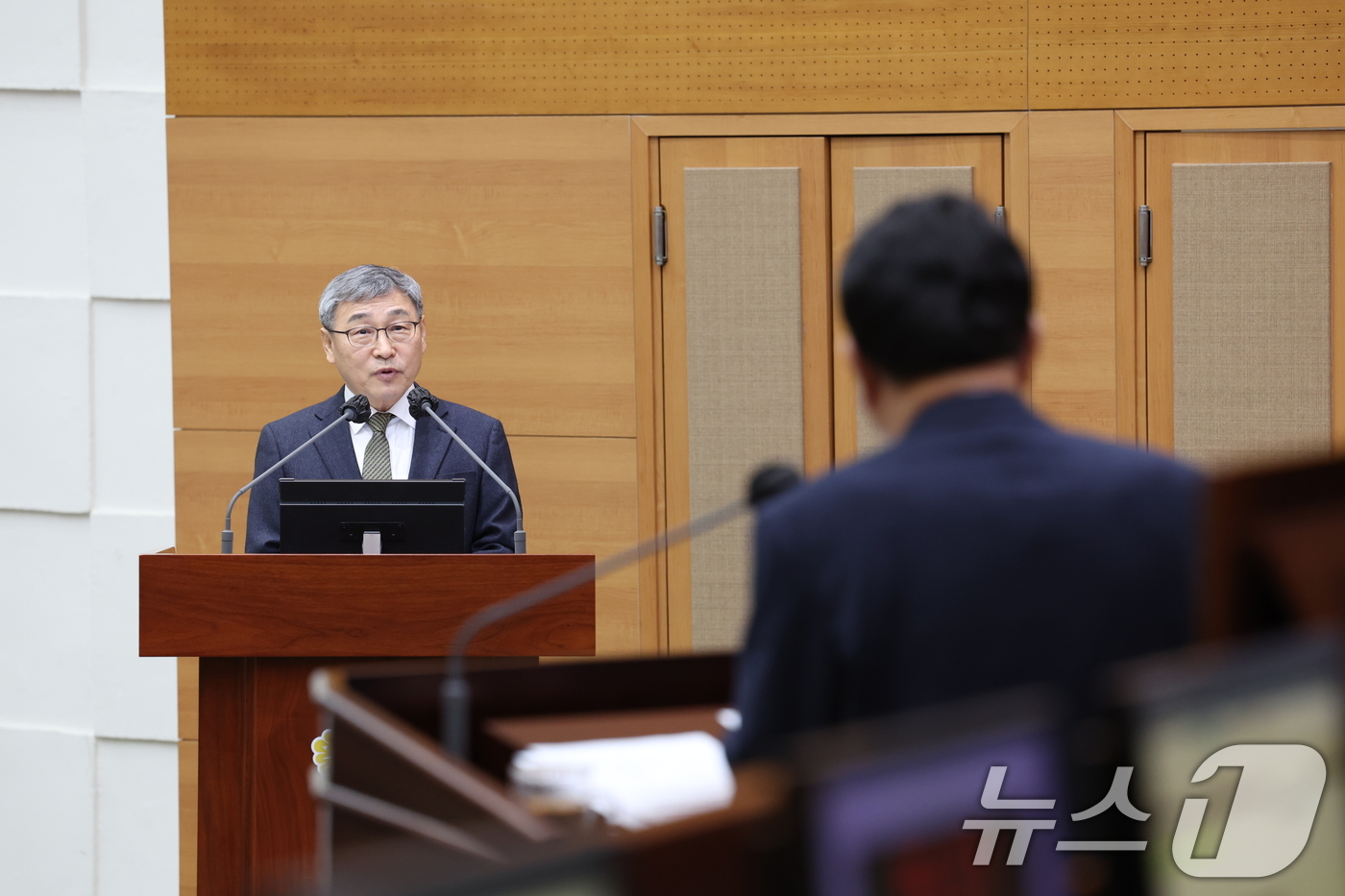 (서울=뉴스1) = 정근식 서울시교육감이 19일 서울 중구 서울특별시의회 본회의장에서 열린 제328회 임시회 제2차 본회의에 출석해 교육행정에 관한 질문에 답변하고 있다. (서울시 …
