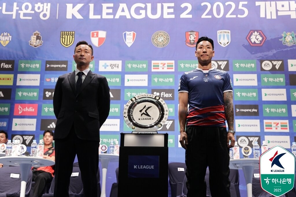 본문 이미지 - 충북청주 권오규 감독&#40;왼쪽&#41;과 김병오&#40;한국프로축구연맹 제공&#41; 