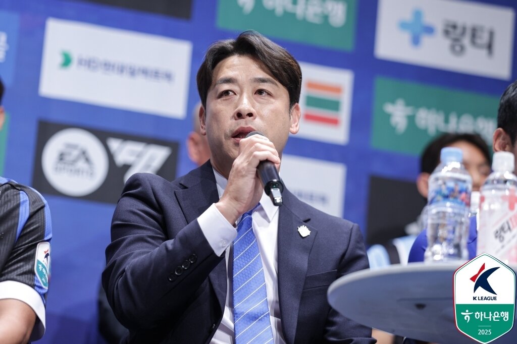 본문 이미지 -  배성재 충남아산 감독&#40;한국프로축구연맹 제공&#41;
