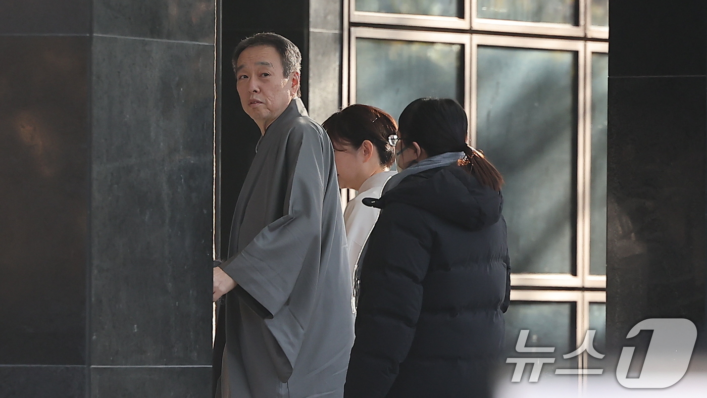 (서울=뉴스1) 김진환 기자 = 미즈시마 고이치 주한 일본 대사 부부가 19일 오후 일본대사관 주최로 서울 용산구 그랜드 하얏트 서울 호텔에서 열린 나루히토 일왕의 생일 축하연에 …