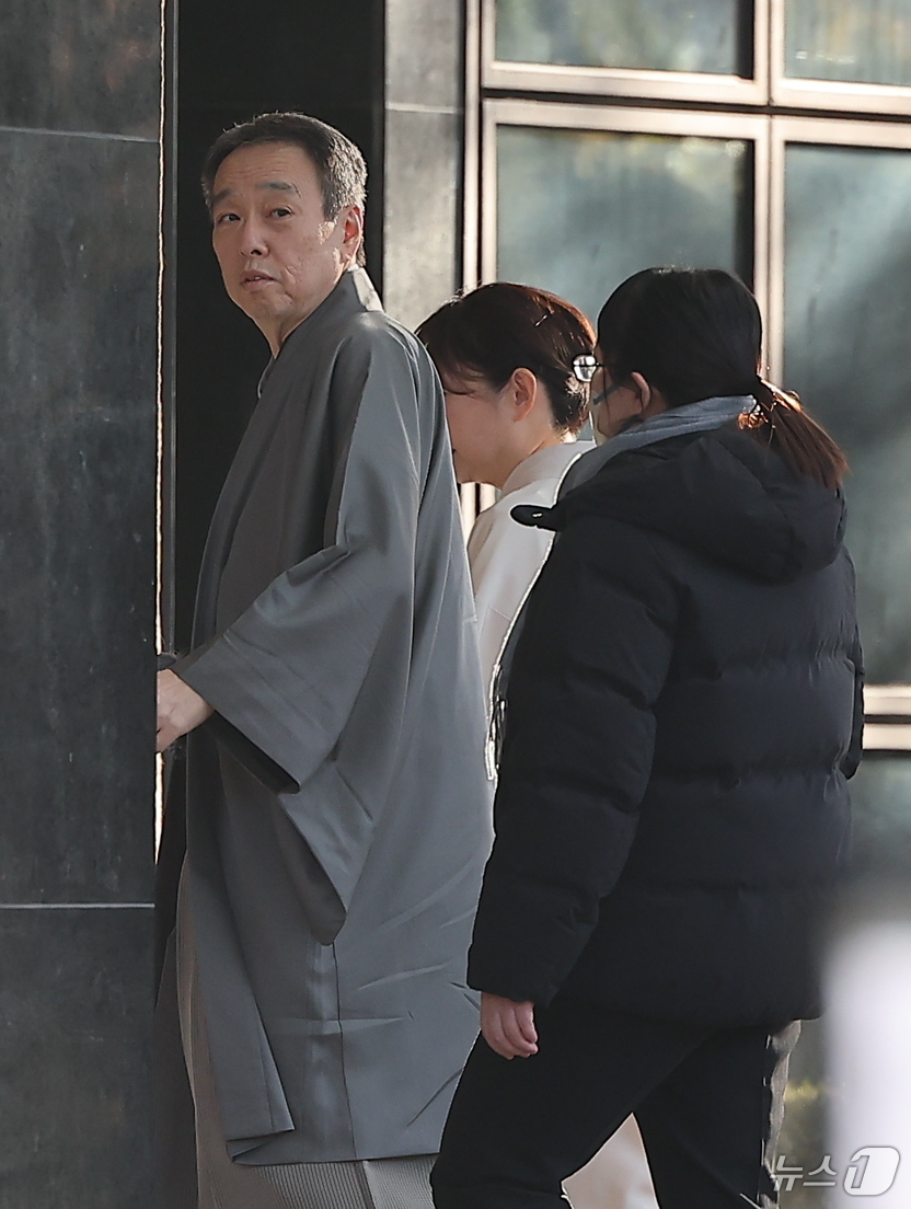 (서울=뉴스1) 김진환 기자 = 미즈시마 고이치 주한 일본 대사 부부가 19일 오후 일본대사관 주최로 서울 용산구 그랜드 하얏트 서울 호텔에서 열린 나루히토 일왕의 생일 축하연에 …
