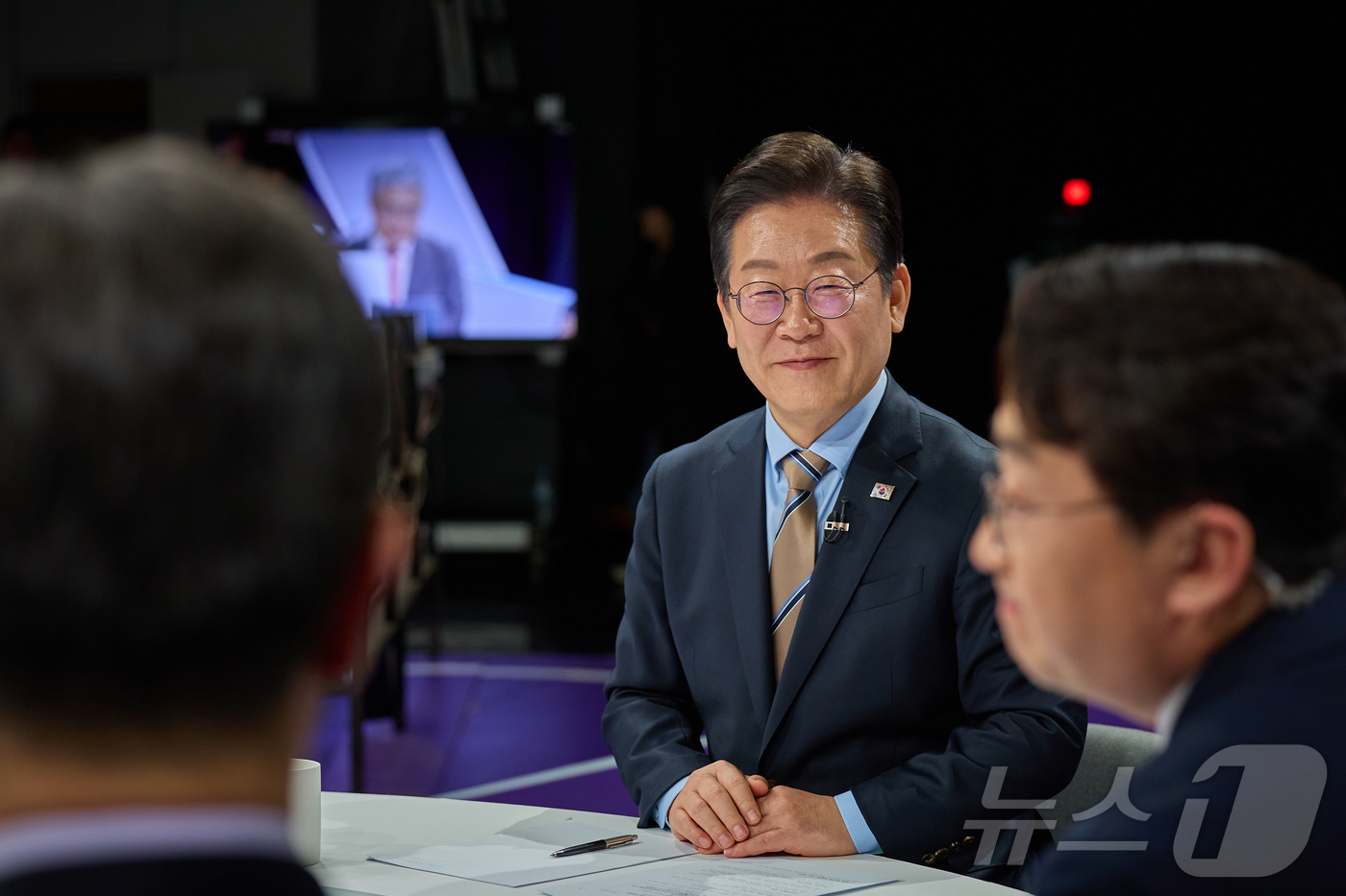 (서울=뉴스1) 김민지 기자 = 이재명 더불어민주당 대표가 19일 서울 마포구 MBC에서 열린 100분 토론에서 패널들과 대화하고 있다. (더불어민주당 제공. 재판매 및 DB 금지 …