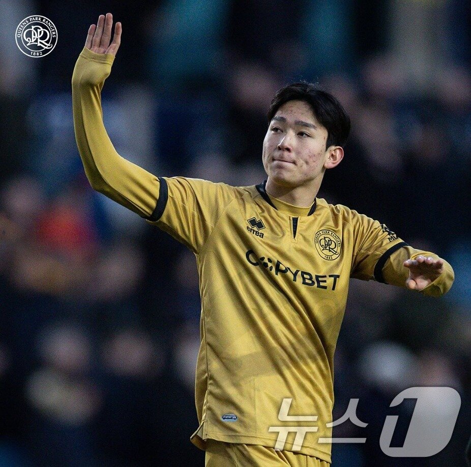 본문 이미지 - 잉글랜드 풋볼챔피언십 퀸스파크레인저스&#40;QPR&#41;의 양민혁이 2일&#40;한국시간&#41; 영국 런던 더덴에서 열린 2024-25시즌 잉글랜드 챔피언십&#40;2부리그&#41; 30라운드 원정 경기를 마친 뒤 팬들에게 인사하고 있다.  &#40;QPR 인스타그램 캡처&#41; 2025.2.2/뉴스1 ⓒ News1 김진환 기자
