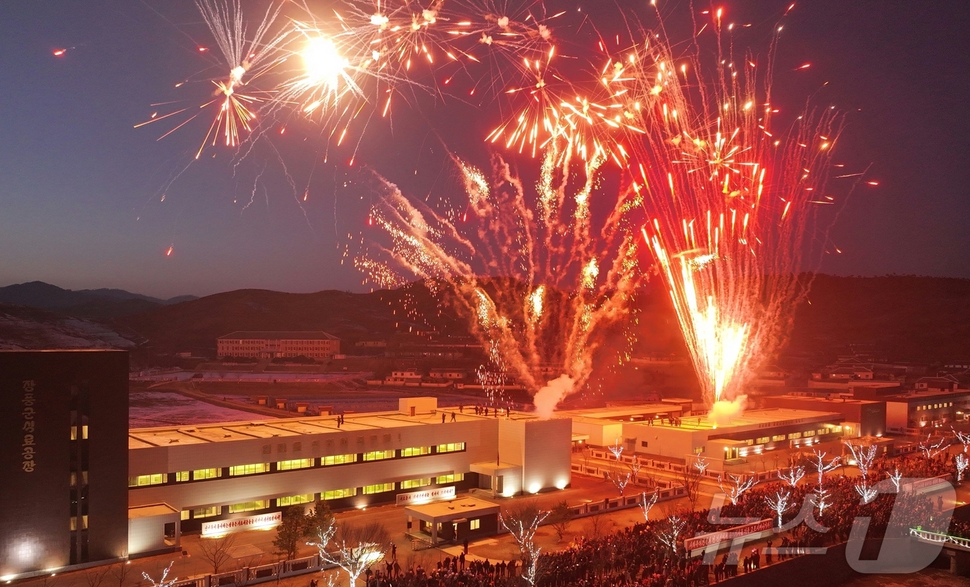 (평양 노동신문=뉴스1) = 북한 노동당 기관지 노동신문은 2일 '지방발전 20X10 정책'에 따라 세워진 장풍군 지방공업공장 준공식이 1일에 진행됐다고 보도했다. 주민들은 제품들 …