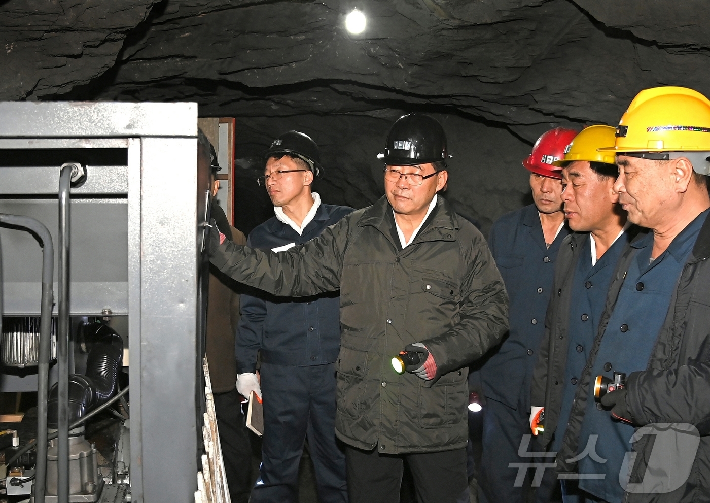 (평양 노동신문=뉴스1) = 북한 노동당 기관지 노동신문은 2일 박태성 내각총리가 평안남도 여러 부문 사업장을 시찰했다고 보도했다. 그는 순천지구청년탄광연합기업소 천성청년탄광, 순 …