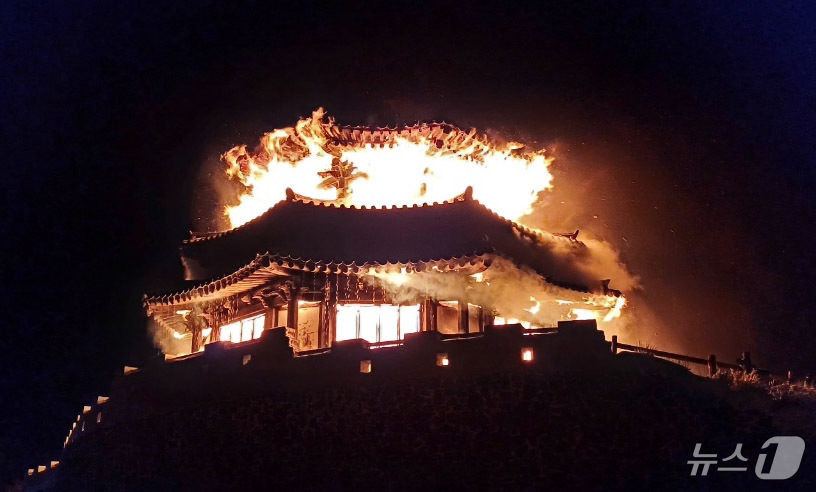 (서울=뉴스1) = 2일 0시23분께 전북 무주군 덕유산 설천봉 내 위치한 팔각정인 상제루에서 화재가 발생해 화염이 치솟고 있다.이 불로 인명피해는 다행히 없었으나 휴게시설인 상제 …