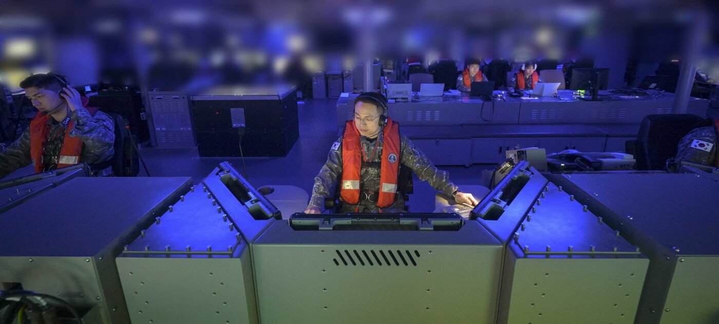 본문 이미지 - 조완희 정조대왕함 함장이 지난 1일 정조대왕함 전투지휘실(CCC)에서 탄도미사일 방어작전 및 대잠수함작전 절차 훈련을 하고 있다. (해군 제공) 2025.2.2/뉴스1