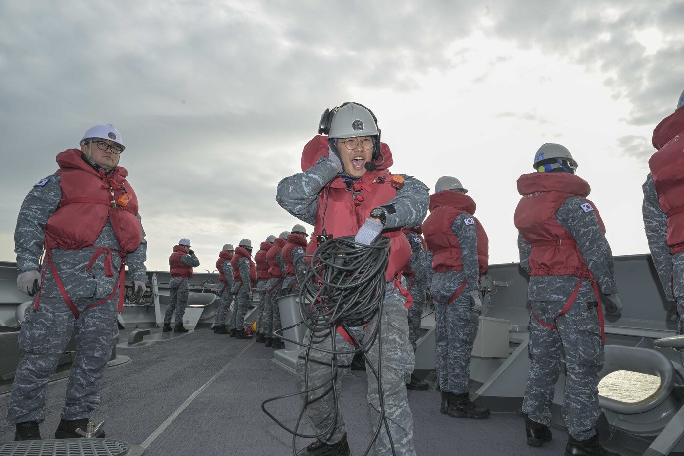 본문 이미지 - 정조대왕함에서 승조원들이 출항하는 모습. (해군 제공) 2025.2.2/뉴스1