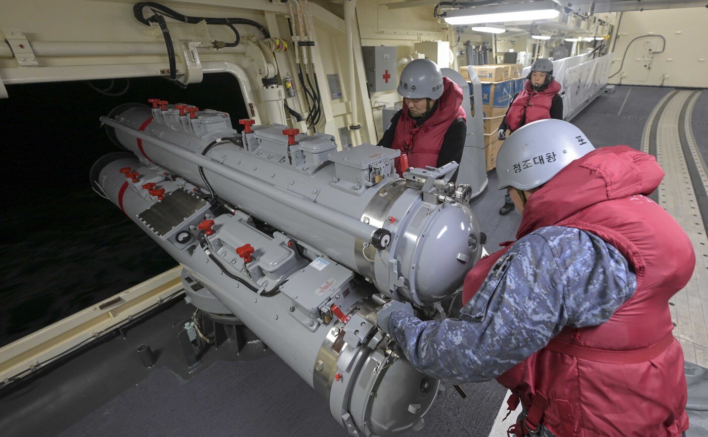 본문 이미지 - 정조대왕함에서 승조원들이 어뢰발사 훈련하는 모습. (해군 제공) 2025.2.2/뉴스1