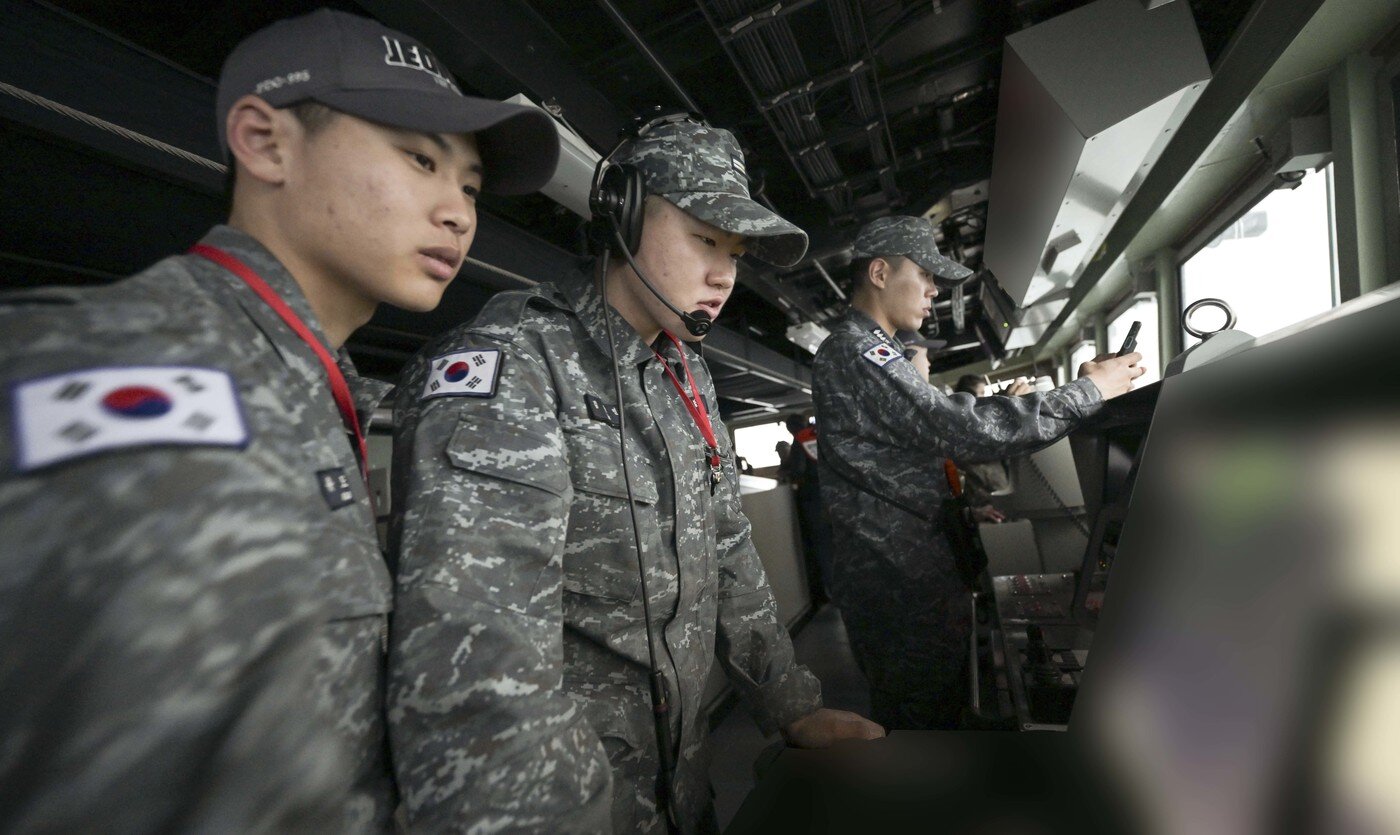 본문 이미지 - 정조대왕함 함교에서 승조원들이 항해하는 모습. (해군 제공) 2025.2.2/뉴스1