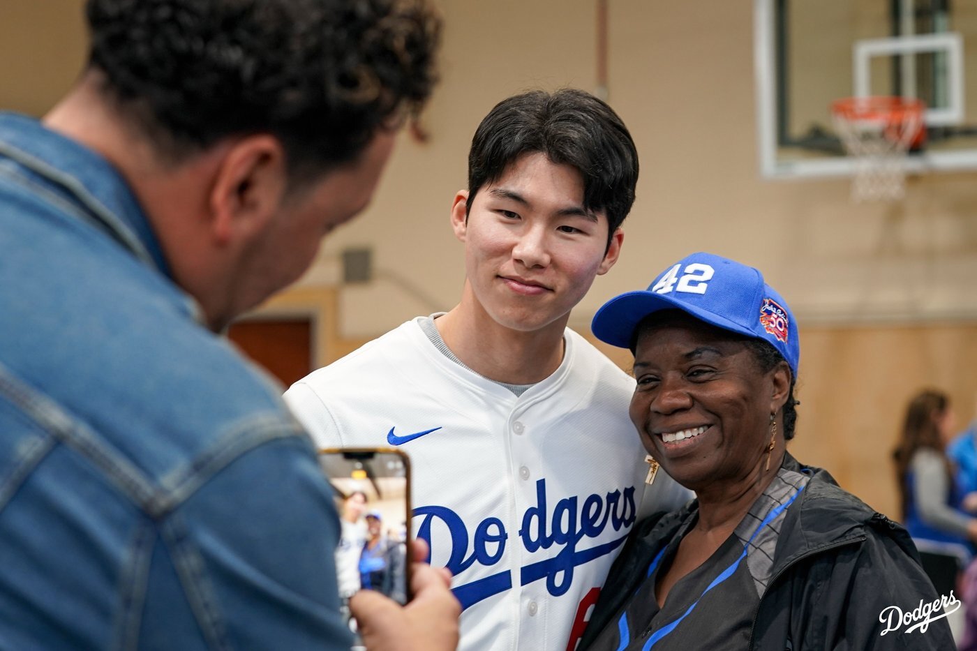 본문 이미지 - 김혜성이 구단 자선 행사에 참가해 팬과 사진 촬영을 하고 있다.(LA 다저스 SNS 캡처)