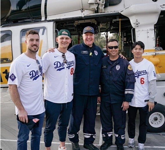 본문 이미지 - 김혜성(오른쪽)이 구단 자선 행사에 참가했다.(LA 다저스 SNS 캡처)