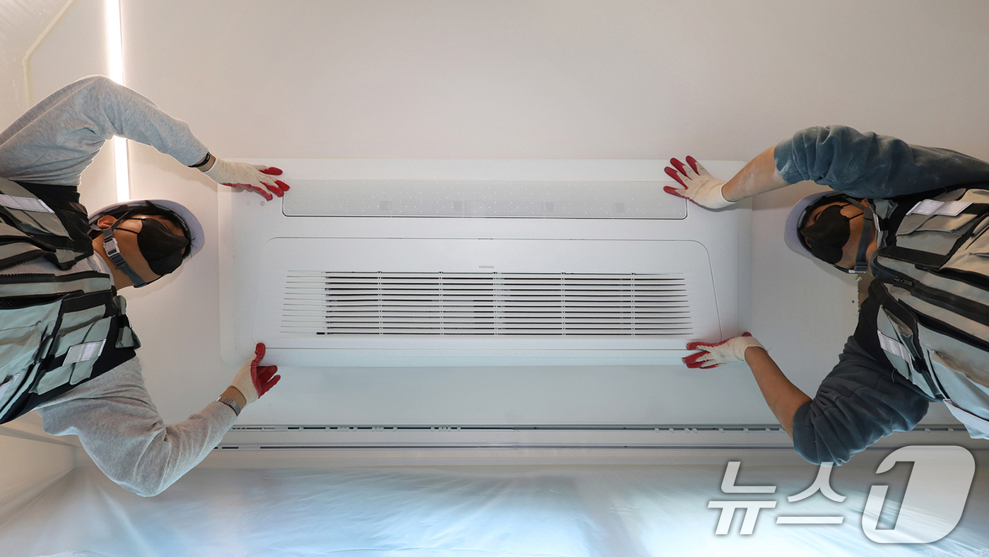 (서울=뉴스1) = 삼성전자는 천장 단내림 공사 없이도 시스템에어컨을 간편하게 설치할 수 있는 '삼성 인테리어핏 키트'를 출시했다고 2일 밝혔다.삼성 인테리어핏 키트는 천장 내∙외 …