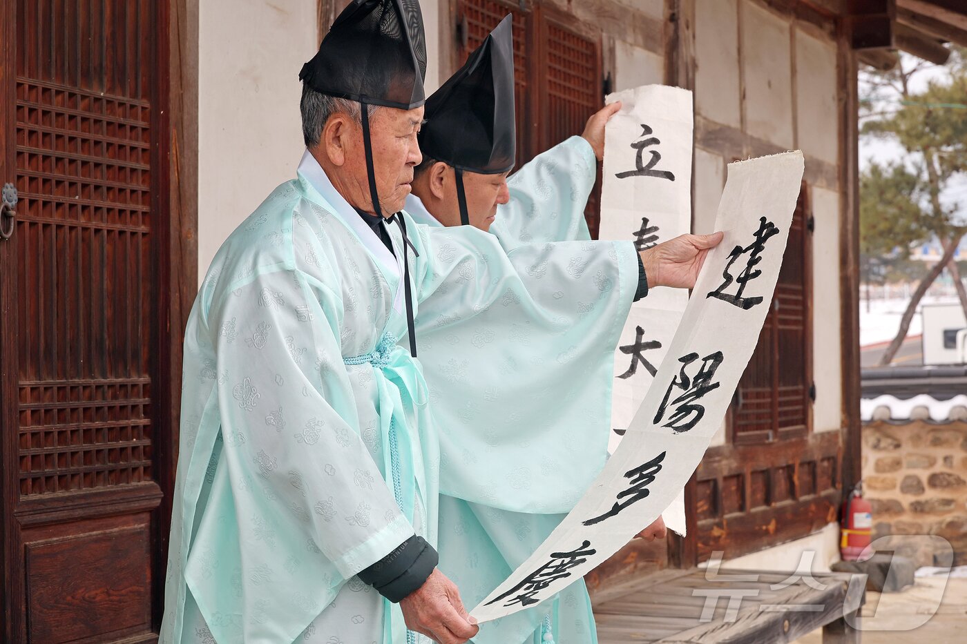 본문 이미지 - 충북 괴산 연풍향교 지명환 전교와 장홍석 사무국장이 지난 1일 24절기의 첫 절기인 입춘을 앞두고 ‘입춘대길&#40;立春大吉&#41;, 건양다경&#40;建陽多慶&#41;’ 입춘첩을 쓴 뒤 들어보고 있다.&#40;괴산군 제공&#41; 2025.2.2/뉴스1 