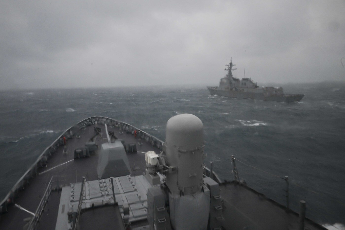 본문 이미지 - 해군이 지난 1일 기동함대사령부 창설을 계기로 정조대왕함 기동 및 훈련 모습을 언론에 공개했다. 사진은 항해하는 정조대왕함과 서애류성룡함. (해군 제공) 2025.2.2/뉴스1