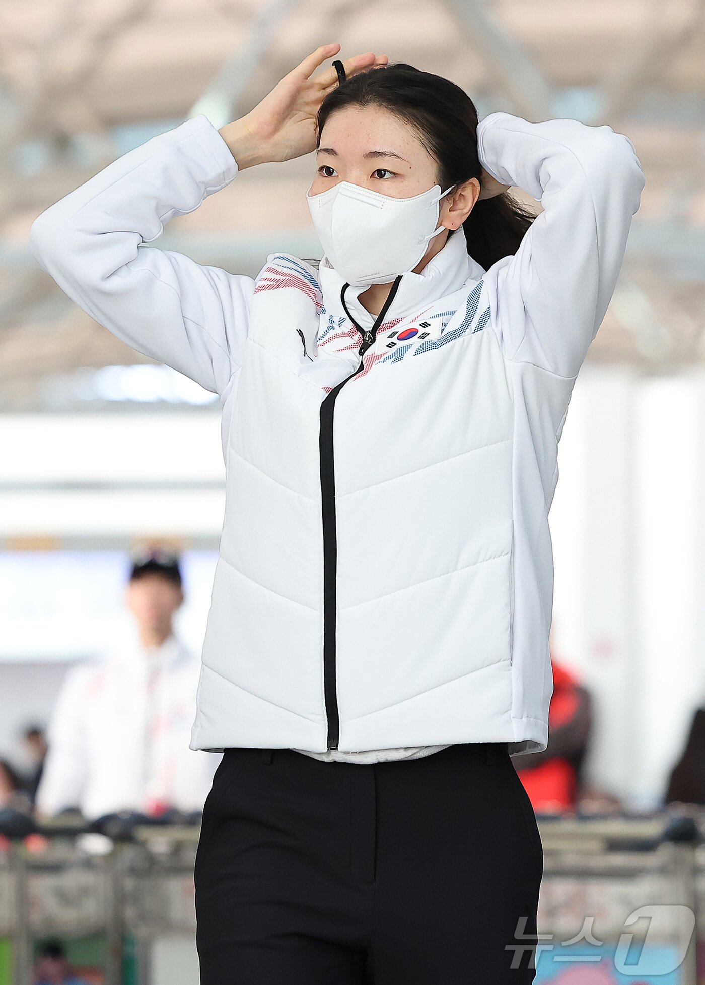 본문 이미지 - 2025 하얼빈 동계 아시안게임에 나서는 대한민국 쇼트트랙 대표팀 심석희가 2일 오전 인천국제공항에서 출국 전 머리를 묶고 있다. 중국 하얼빈 일대에서 열리는 이번 대회는 7일 개막해 14일까지 열전에 돌입, 공식 개회식보다 먼저 경기가 시작하는 아이스하키는 일찍 입성해 현지 적응에 나선다. 2025.2.2/뉴스1 ⓒ News1 김진환 기자