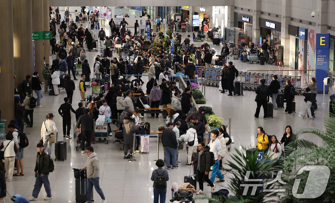 본문 이미지 - &#39;최장 9일 연휴&#39; 마지막날인 2일 오전 인천국제공항 제1여객터미널 입국장이 귀경객과 여행객으로 북적이고 있다. 인천국제공항공사에 따르면 지난 24일부터 다음 달 2일까지 인천공항을 오갈 여객은 총 214만1000명으로 전망됐다. 일평균 기준 21만4000명이 공항을 이용하는 셈으로 지난해 설 연휴 때의 19만명 대비 12.8% 늘어난 수치다. 2025.2.2/뉴스1 ⓒ News1 김진환 기자