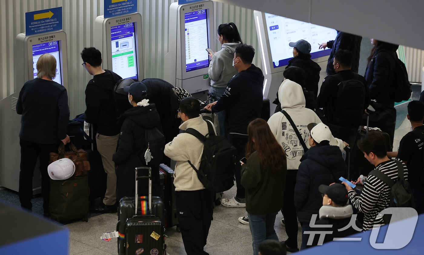 (인천공항=뉴스1) 김진환 기자 = '최장 9일 연휴' 마지막날인 2일 오전 인천국제공항 제1터미널 입국장 내 공항버스 승차권 발매기가 이용객들로 붐비고 있다.인천국제공항공사에 따 …