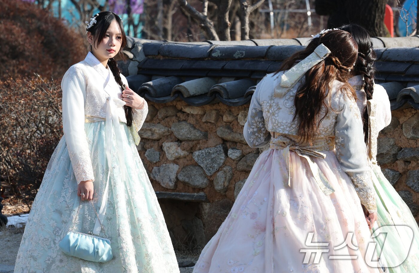 본문 이미지 - 입춘(立春)을 하루 앞둔 2일 오전 서울 종로구 경복궁 인근에서 외국인 관광객들이 포근한 날씨를 즐기고 있다. 기상청은 이날 기온이 평년보다 2~5도가량 높아 비교적 포근한 날씨를 보이겠다고 밝혔다. 2025.2.2/뉴스1 ⓒ News1 임세영 기자