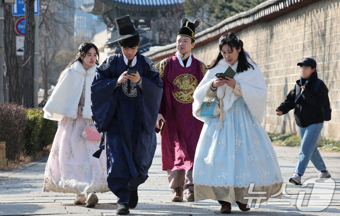 (서울=뉴스1) 임세영 기자 = 입춘(立春)을 하루 앞둔 2일 오전 서울 종로구 경복궁 인근에서 외국인 관광객들이 발걸음을 옮기고 있다.기상청은 이날 기온이 평년보다 2~5도가량 …