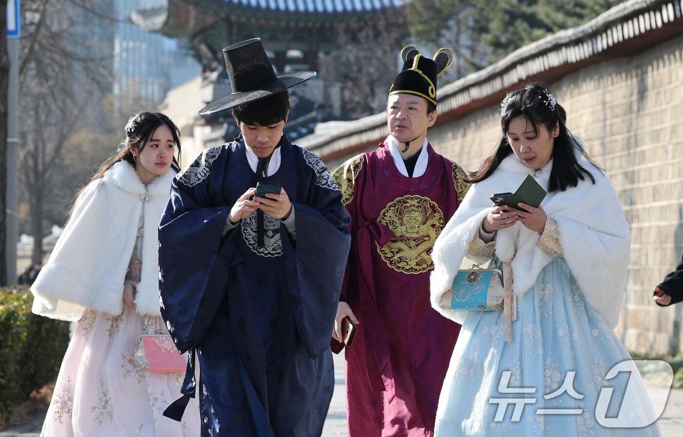 본문 이미지 - 입춘(立春)을 하루 앞둔 2일 오전 서울 종로구 경복궁 인근에서 외국인 관광객들이 발걸음을 옮기고 있다. 기상청은 이날 기온이 평년보다 2~5도가량 높아 비교적 포근한 날씨를 보이겠다고 밝혔다. 2025.2.2/뉴스1 ⓒ News1 임세영 기자