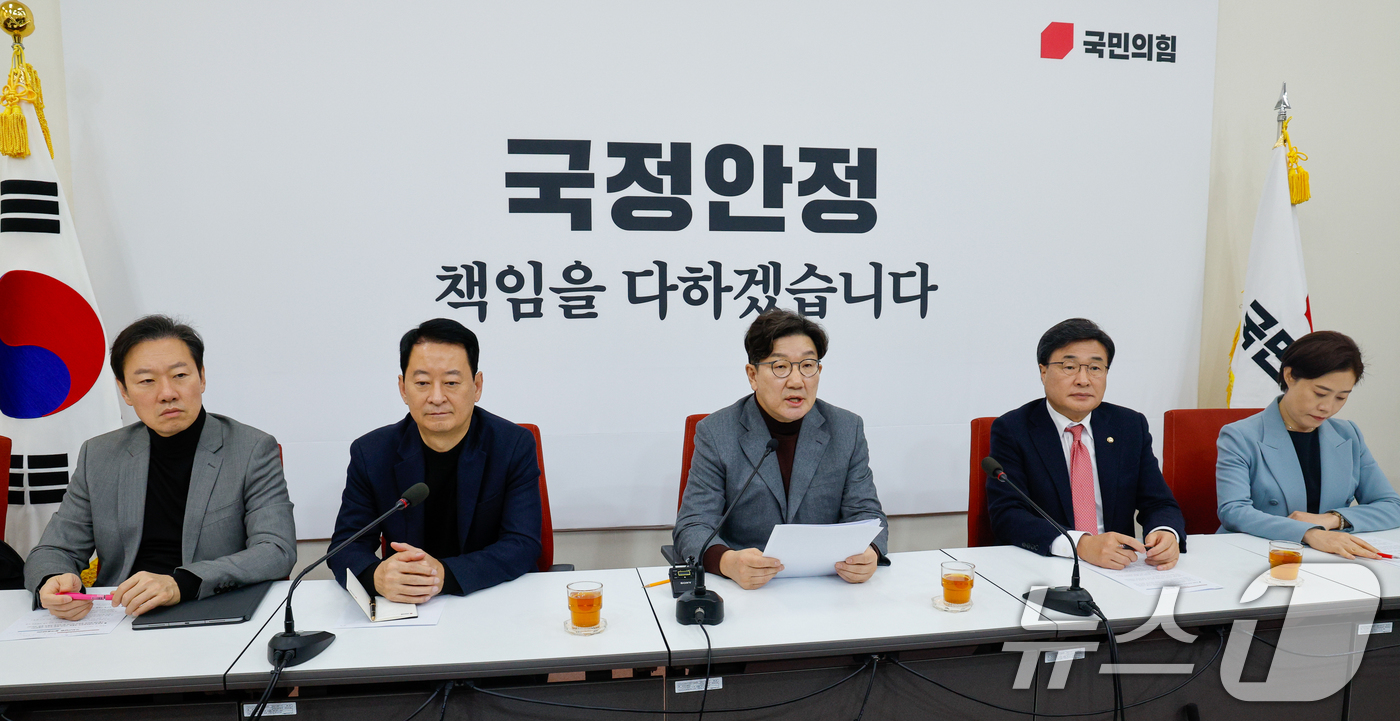 (서울=뉴스1) 안은나 기자 = 권성동 국민의힘 원내대표가 2일 서울 여의도 국회에서 현안 관련 기자간담회를 하고 있다. 왼쪽부터 박수민 원내대변인, 최은석 비서실장, 권 원내대표 …