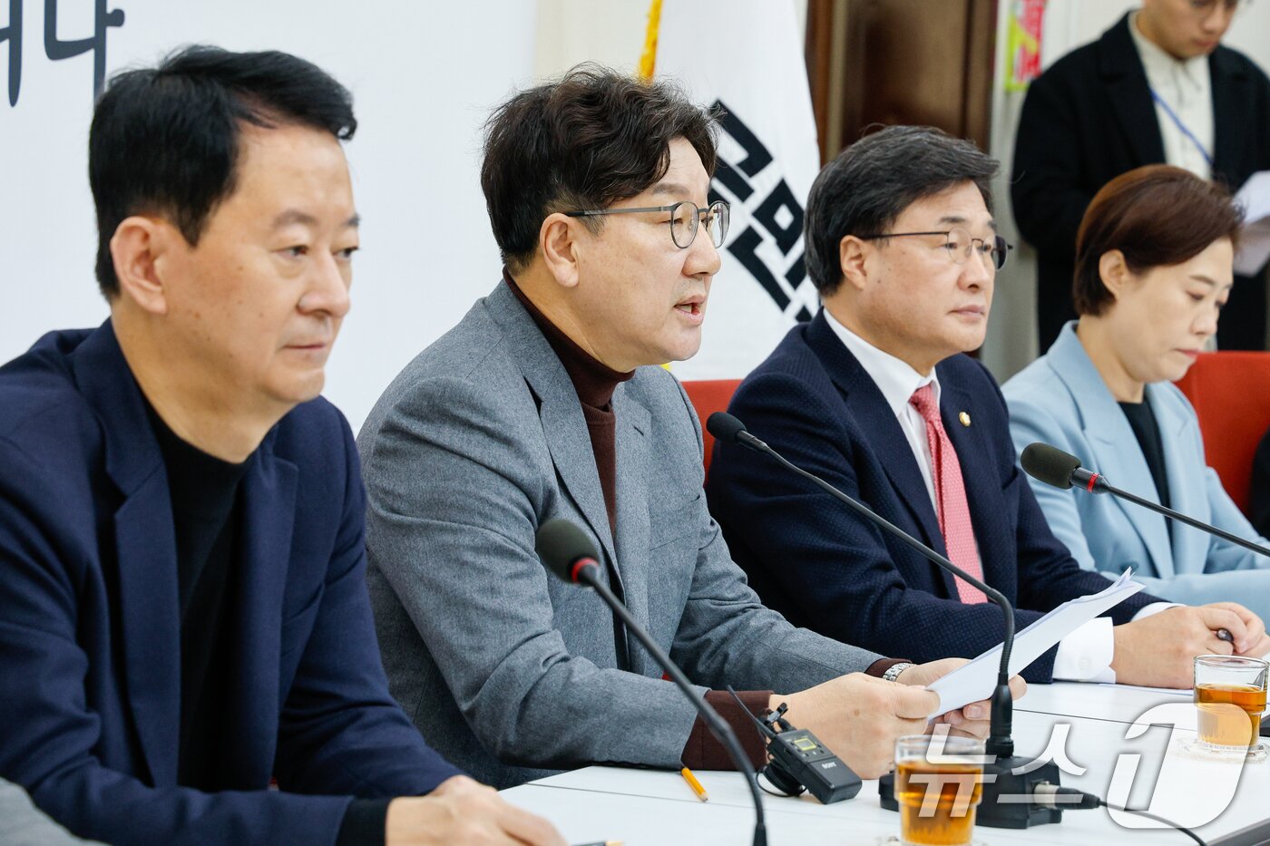 본문 이미지 - 권성동 국민의힘 원내대표가 2일 서울 여의도 국회에서 현안 관련 기자간담회를 하고 있다. 왼쪽부터 최은석 비서실장, 권 원내대표, 김대식 수석대변인, 서지영 원내대변인. 2025.2.2/뉴스1 ⓒ News1 안은나 기자
