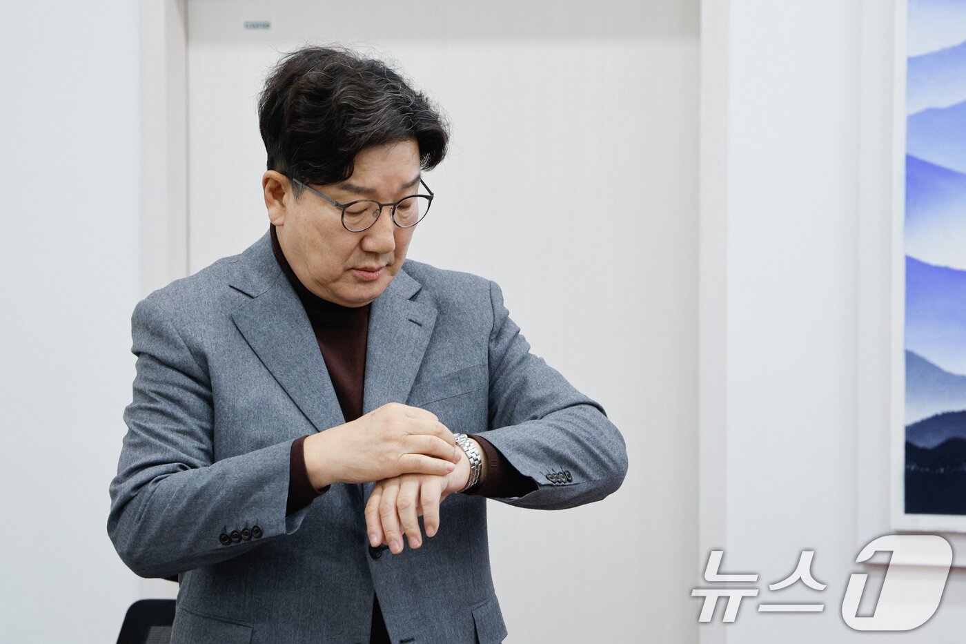 본문 이미지 - 권성동 국민의힘 원내대표가 2일 서울 여의도 국회에서 현안 관련 기자간담회를 하기 전 시계를 확인하고 있다. 2025.2.2/뉴스1 ⓒ News1 안은나 기자