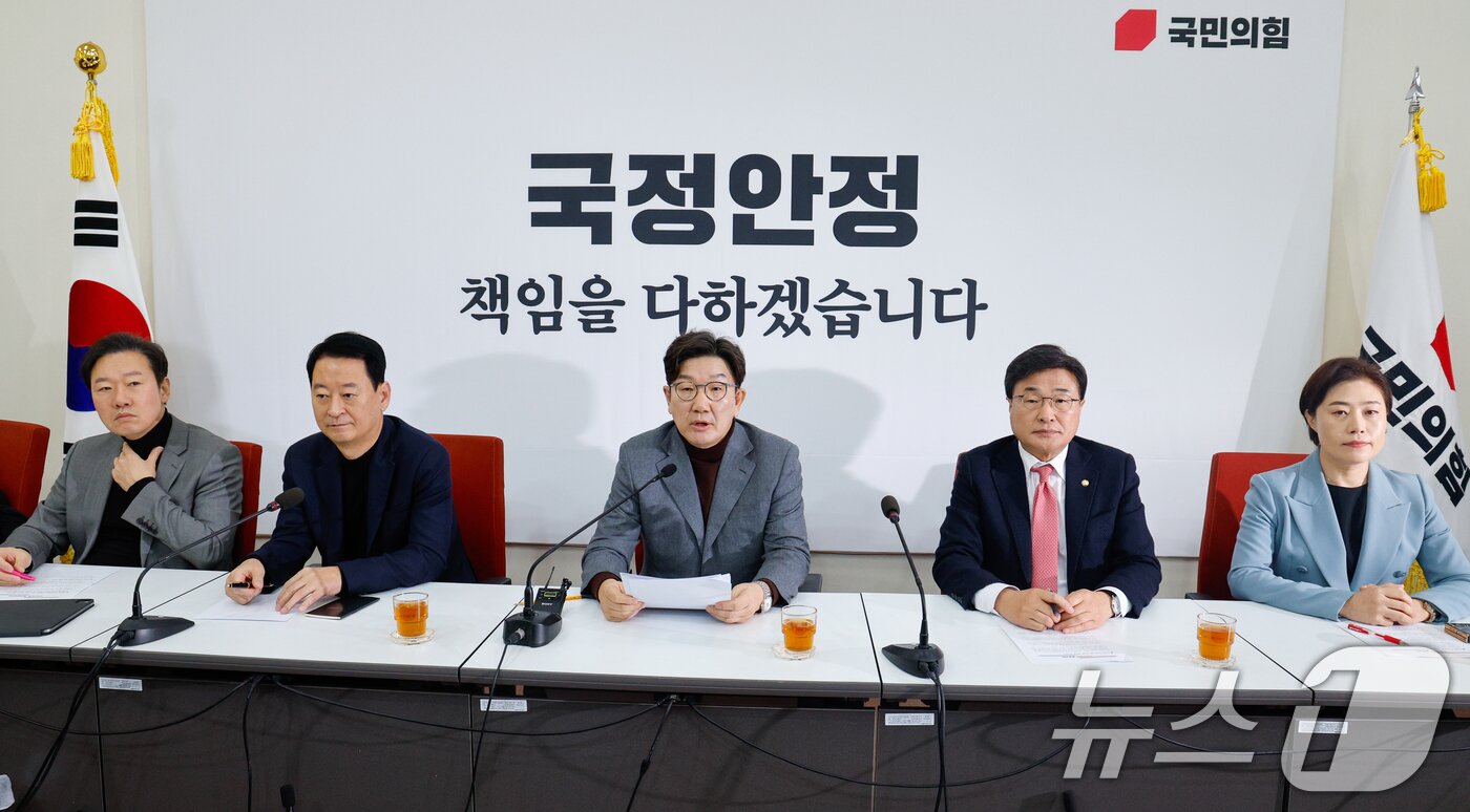 본문 이미지 - 권성동 국민의힘 원내대표가 2일 서울 여의도 국회에서 현안 관련 기자간담회를 하고 있다. 왼쪽부터 박수민 원내대변인, 최은석 비서실장, 권 원내대표, 김대식 수석대변인, 서지영 원내대변인. 2025.2.2/뉴스1 ⓒ News1 안은나 기자