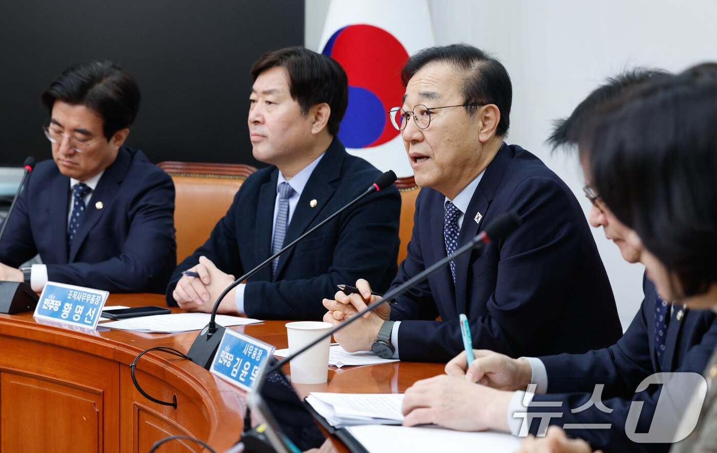 본문 이미지 - 김윤덕 더불어민주당 사무총장이 2일 서울 여의도 국회에서 현안 관련 기자간담회를 하고 있다. 왼쪽부터 김성회 대변인, 황명선 조직사무부총장, 김 사무총장, 임호선 수석사무부총장, 박지혜 디지털사무부총장. 2025.2.2/뉴스1 ⓒ News1 안은나 기자