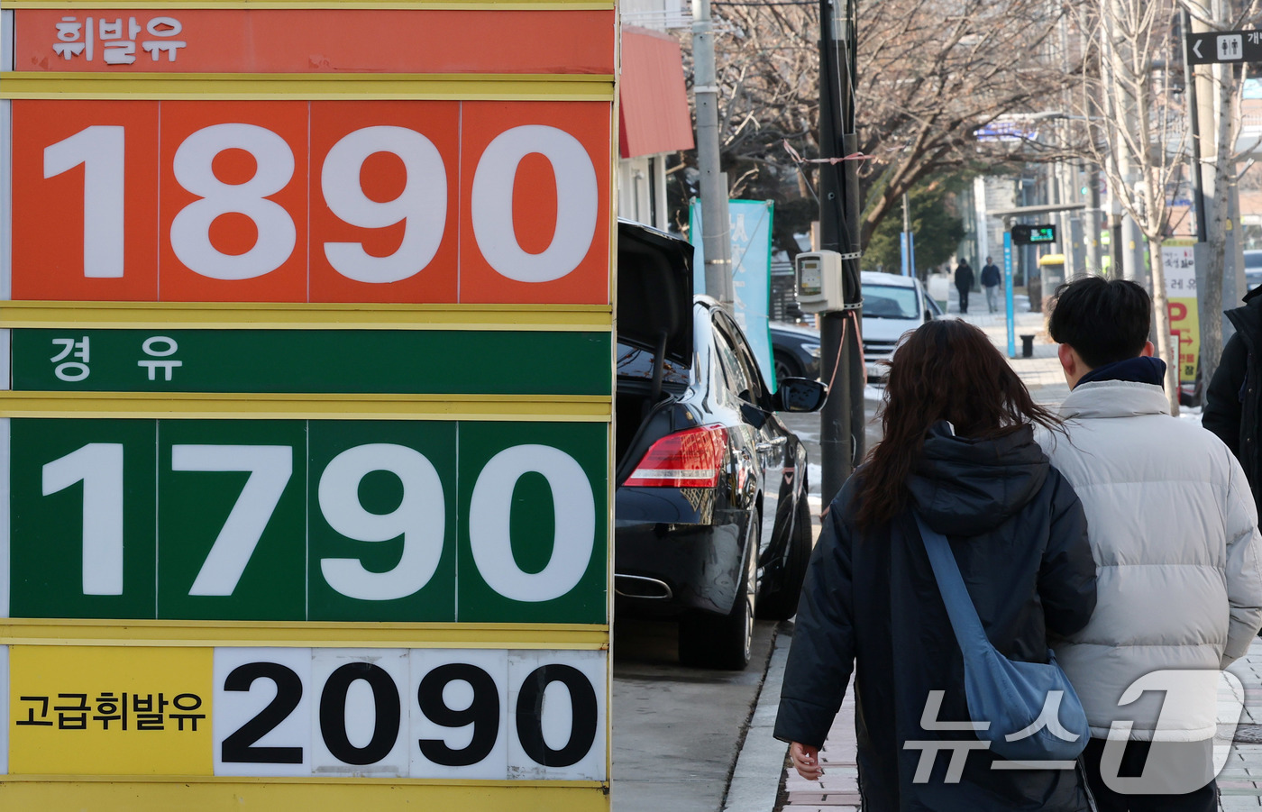 (서울=뉴스1) 박세연 기자 = 2일 서울시내 한 주유소에서 휘발유를 리터당 1890원에 판매하고 있다.국내 주유소 휘발유와 경유의 주간 평균 가격이 16주 연속 동반 상승하고 있 …
