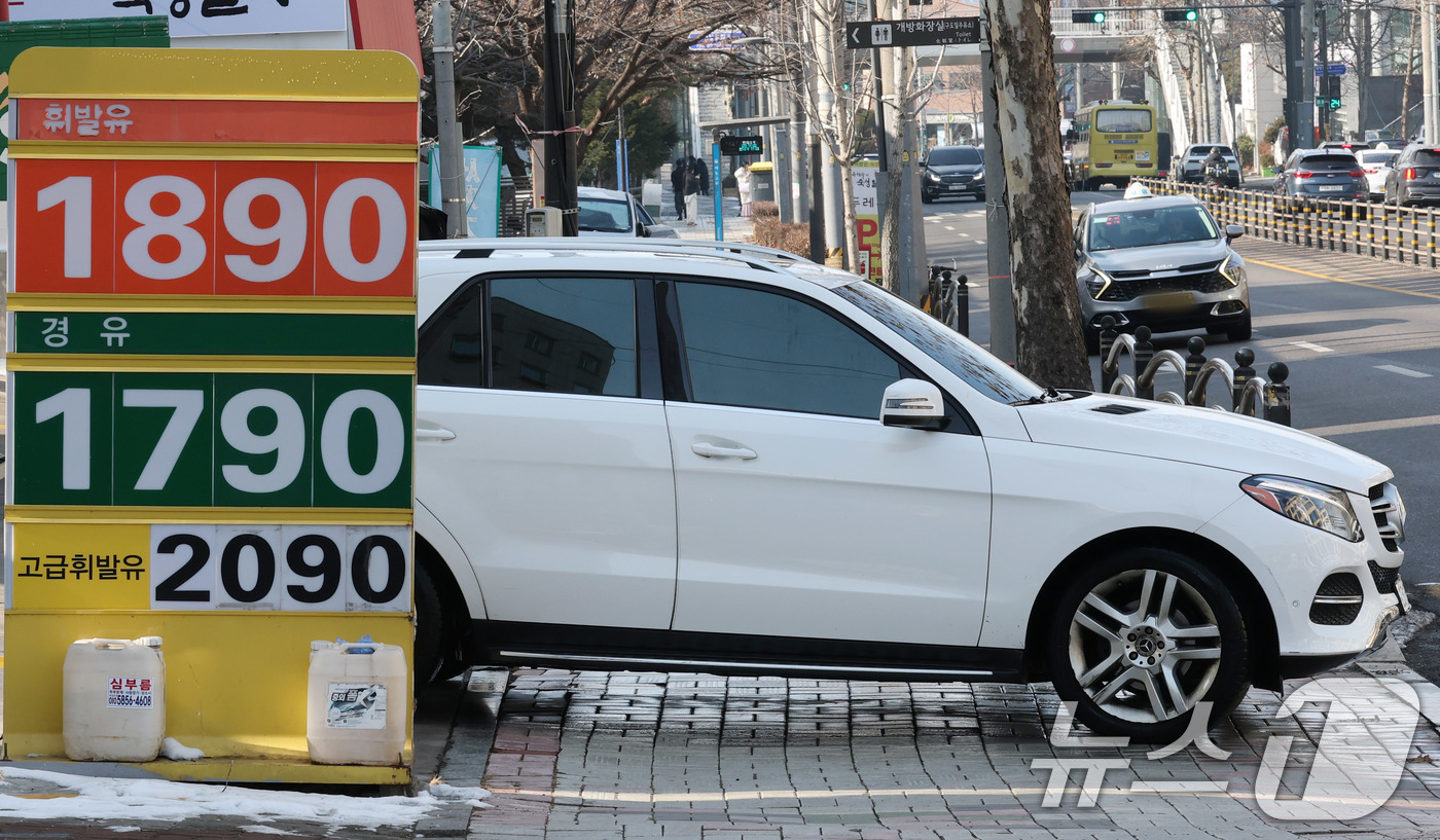 (서울=뉴스1) 박세연 기자 = 2일 서울시내 한 주유소에서 휘발유를 리터당 1890원에 판매하고 있다.국내 주유소 휘발유와 경유의 주간 평균 가격이 16주 연속 동반 상승하고 있 …