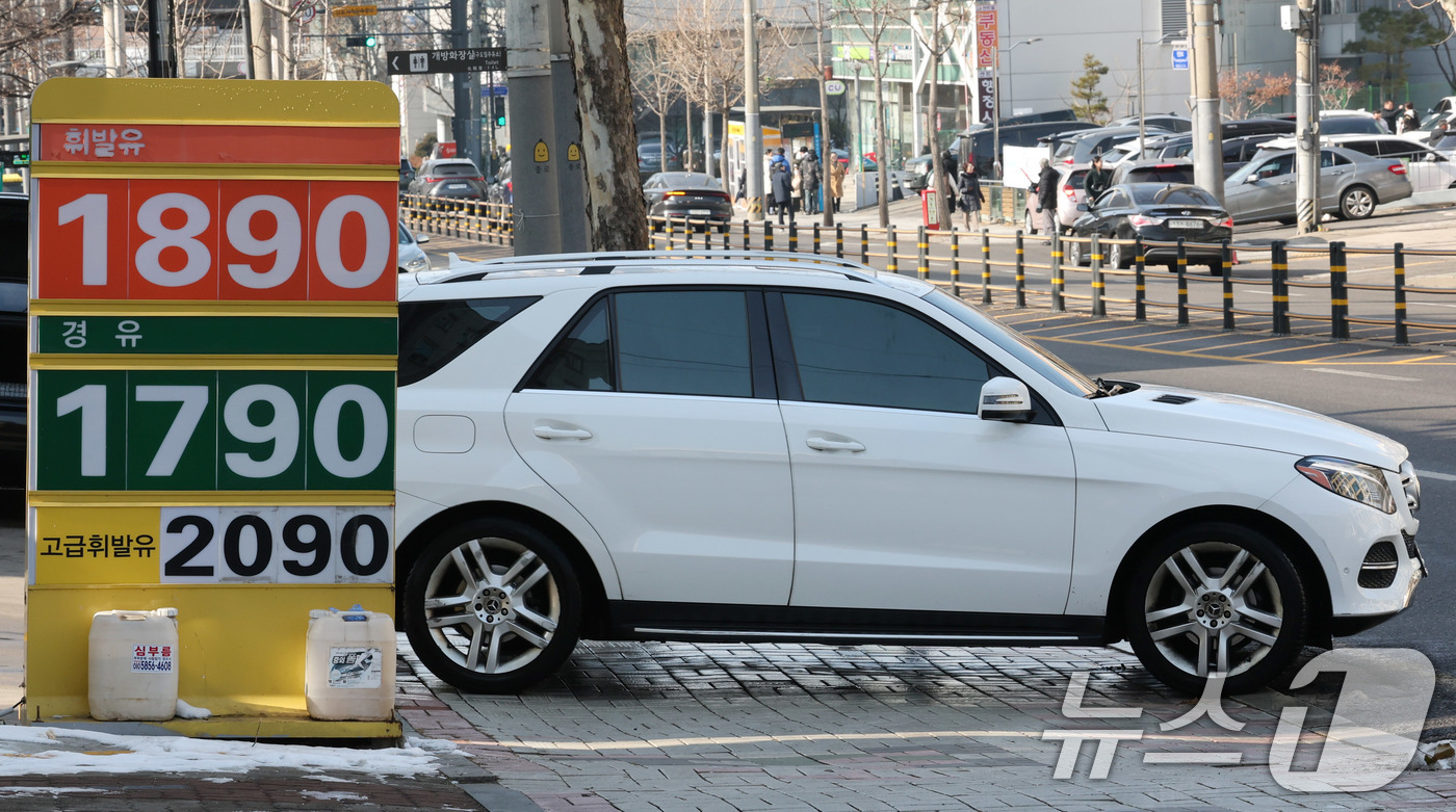 (서울=뉴스1) 박세연 기자 = 2일 서울시내 한 주유소에서 휘발유를 리터당 1890원에 판매하고 있다.국내 주유소 휘발유와 경유의 주간 평균 가격이 16주 연속 동반 상승하고 있 …