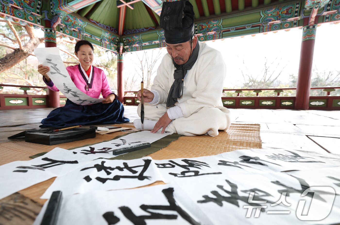 본문 이미지 - 절기상 입춘(立春)을 하루 앞둔 2일 경기 용인시 기흥구 한국민속촌에서 직원들이 새해의 복을 기원하는 마음을 담아 입춘대길(立春大吉)과 건양다경(建陽多慶)이라고 적은 입춘첩을 쓰고 있다. 2025.2.2/뉴스1 ⓒ News1 김영운 기자