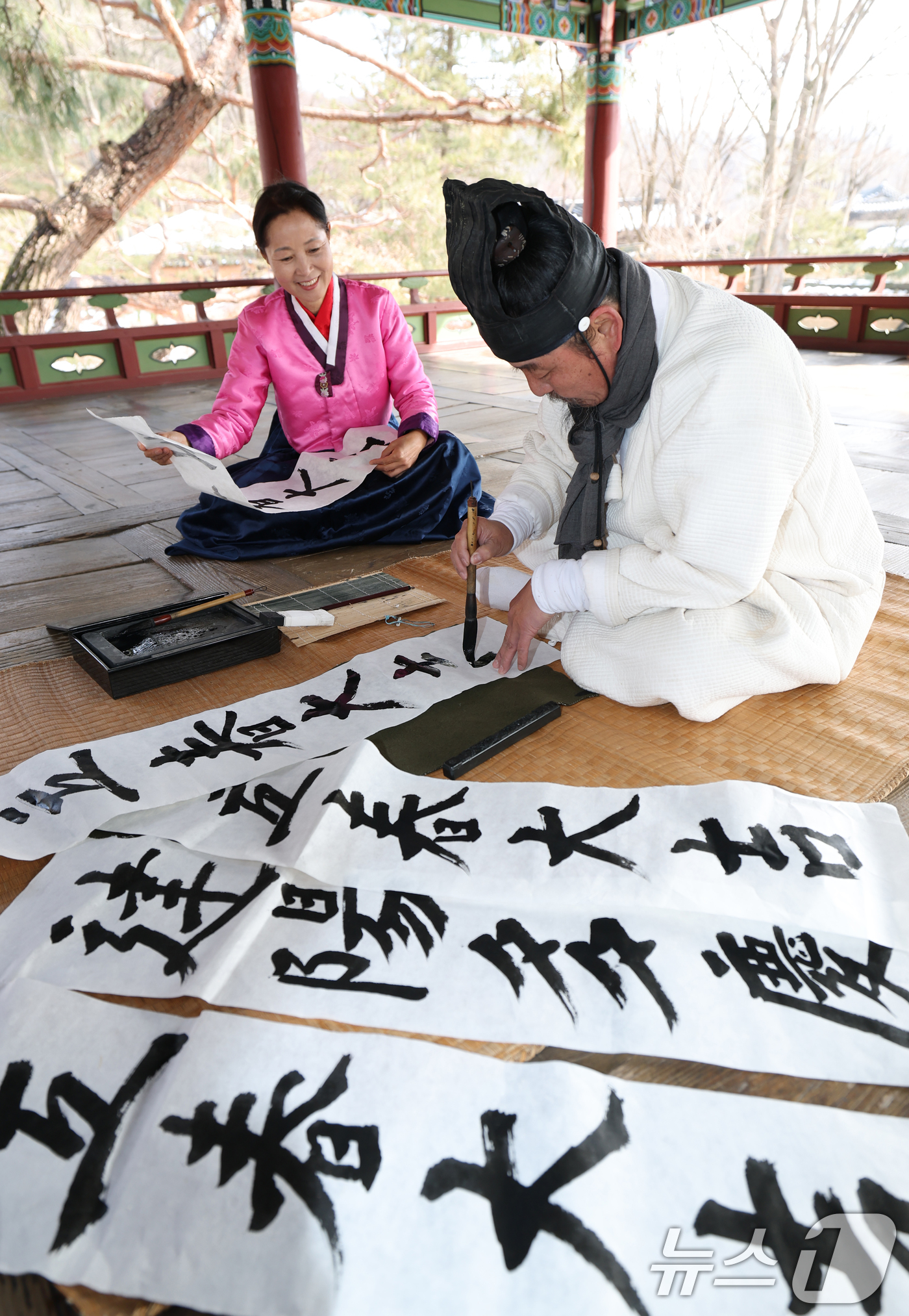 (용인=뉴스1) 김영운 기자 = 절기상 입춘(立春)을 하루 앞둔 2일 경기 용인시 기흥구 한국민속촌에서 직원들이 새해의 복을 기원하는 마음을 담아 입춘대길(立春大吉)과 건양다경(建 …