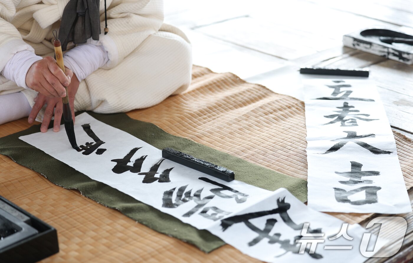 본문 이미지 - 절기상 입춘(立春)을 하루 앞둔 2일 경기 용인시 기흥구 한국민속촌에서 직원들이 새해의 복을 기원하는 마음을 담아 입춘대길(立春大吉)과 건양다경(建陽多慶)이라고 적은 입춘첩을 쓰고 있다. 2025.2.2/뉴스1 ⓒ News1 김영운 기자