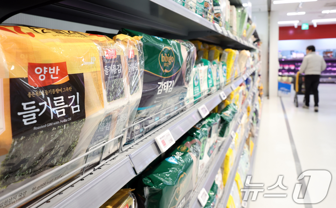 (서울=뉴스1) 김명섭 기자 = 2일 서울 한 대형마트에서 시민들이 김을 둘러보고 있다.K푸드 열풍에 힘입어 지난해 김 수출액이 10억 달러에 육박하며 역대 최대 기록을 갈아치웠다 …