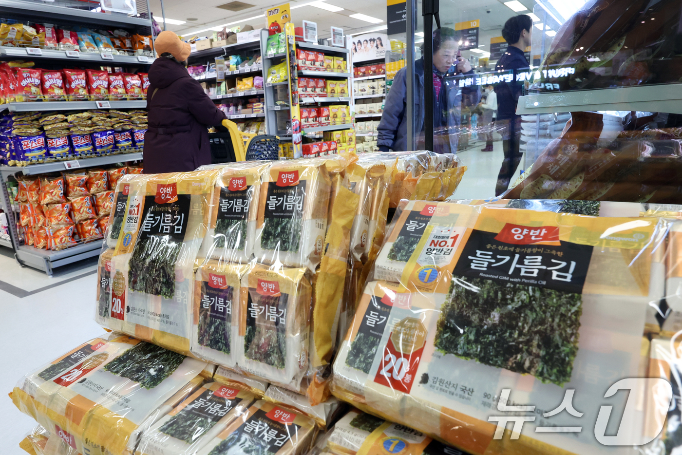 (서울=뉴스1) 김명섭 기자 = 2일 서울 한 대형마트에서 시민들이 김을 둘러보고 있다.K푸드 열풍에 힘입어 지난해 김 수출액이 10억 달러에 육박하며 역대 최대 기록을 갈아치웠다 …