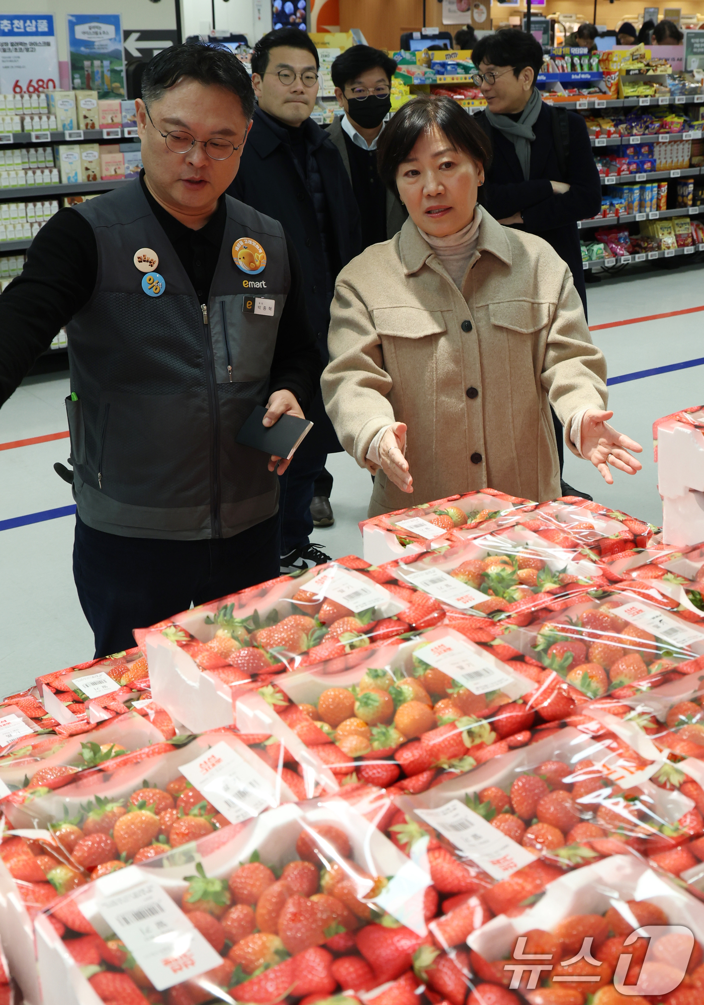 (서울=뉴스1) 김명섭 기자 = 송미령 농림축산식품부 장관이 2일 오전 서울 용산구 이마트에서 설 이후 농축산물 물가동향 현장점검을 하고 있다. 2025.2.2/뉴스1