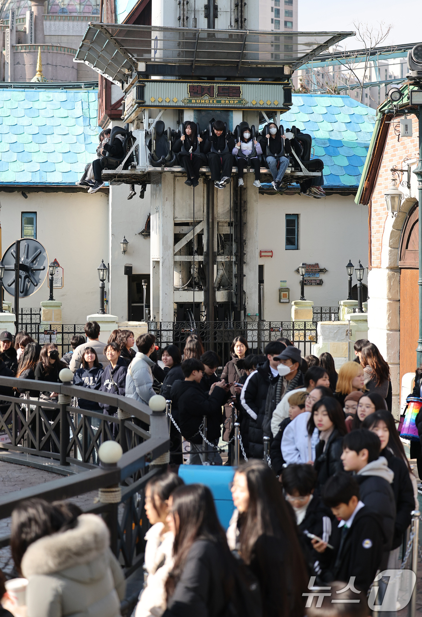 (서울=뉴스1) 장수영 기자 = 2일 오전 서울 송파구 롯데월드 어드벤처를 찾은 시민들이 번지드롭을 탑승하고 있다.롯데월드 어드벤처는 이날 회전그네와 번지드롭, 머킹의 회전목마 3 …
