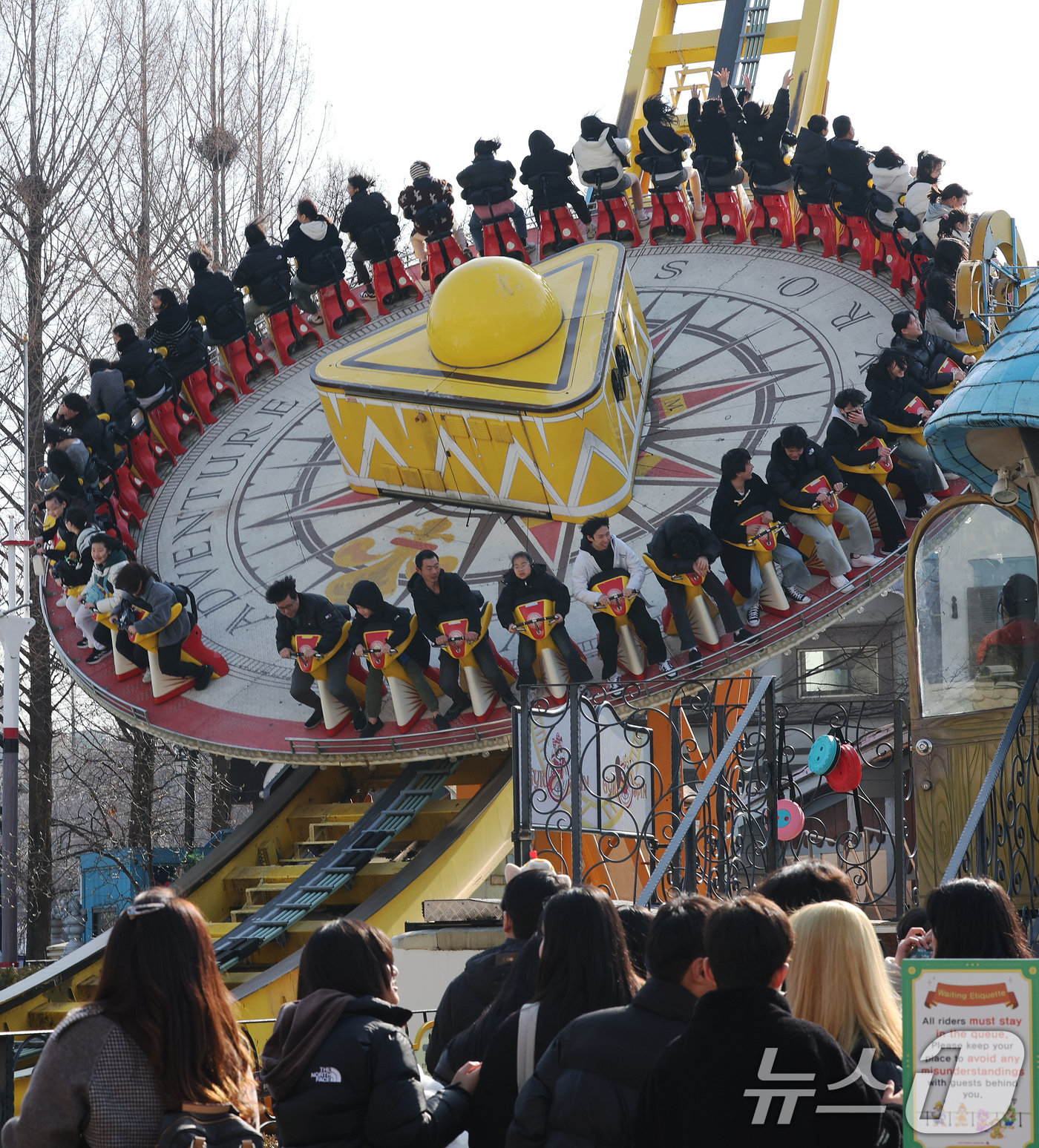 (서울=뉴스1) 장수영 기자 = 2일 오전 서울 송파구 롯데월드 어드벤처를 찾은 시민들이 놀이기구를 타며 주말을 즐기고 있다. 2025.2.2/뉴스1